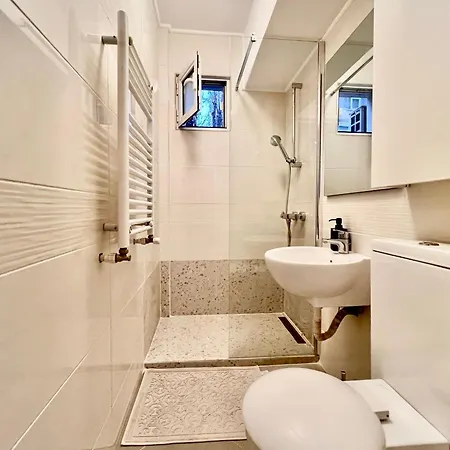 Cozy Apartment With Balcony Bucharest Exterior photo